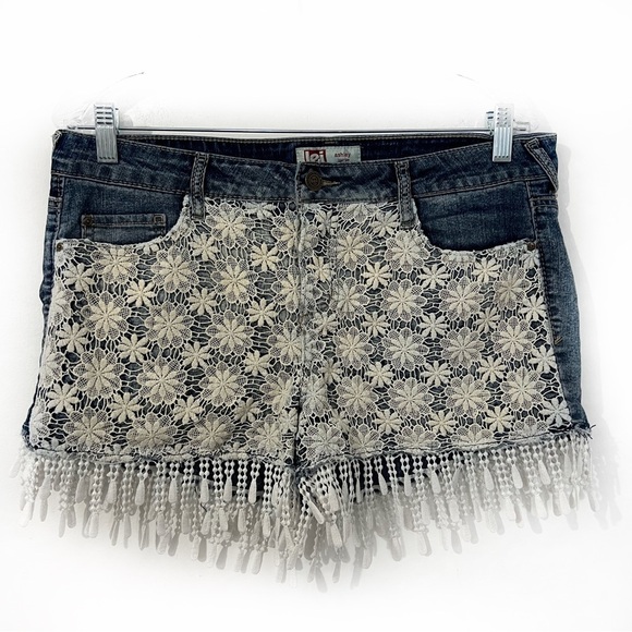 Vintage lei 1990’s Jean shorts with floral crochet and fringe. size 13. - Picture 2 of 16